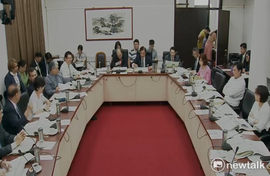 立法院臨時會今天接續協商《公立學校教職員退休資遣撫卹條例草案》,立法院長蘇嘉全裁示,粗估明天早上應可以完成《政務人員退職撫卹條例草案》,下午就可以就「公務三法」爭議部分進行第二輪協商,最慢周四進入院會宣讀有共識的條文。 立法院臨時會今天接續協商《公立學校教職員退休資遣撫卹條例草案》,立法院長蘇嘉全裁示,粗估明天早上應可以完成《政務人員退職撫卹條例草案》,下午就可以就「公務三法」爭議部分進行第二輪協商,最慢周四進入院會宣讀有共識的條文。