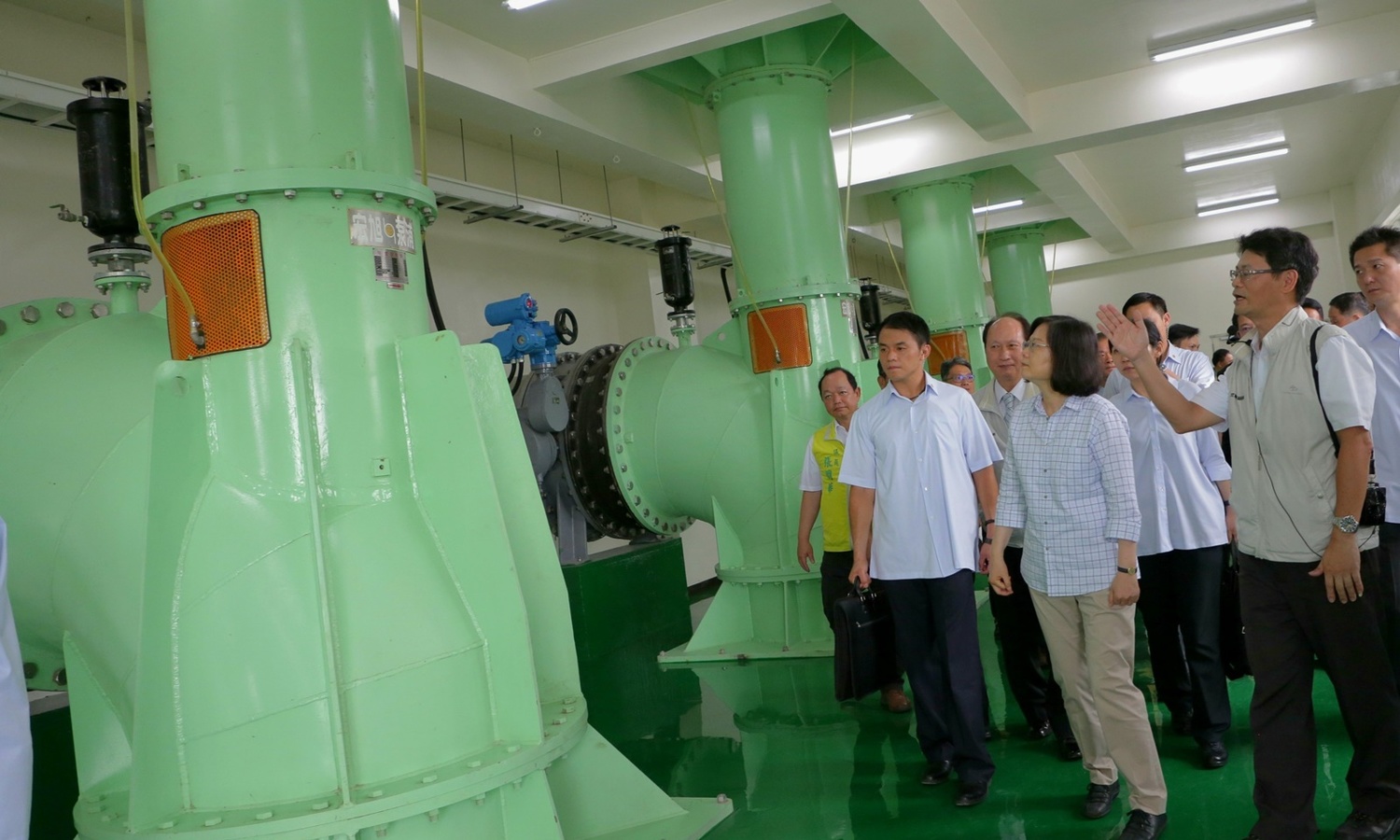 總統蔡英文今(19)日下午視察「五結抽水站新建工程」表示,機會是給準備好的人。 總統蔡英文今(19)日下午視察「五結抽水站新建工程」表示,機會是給準備好的人。