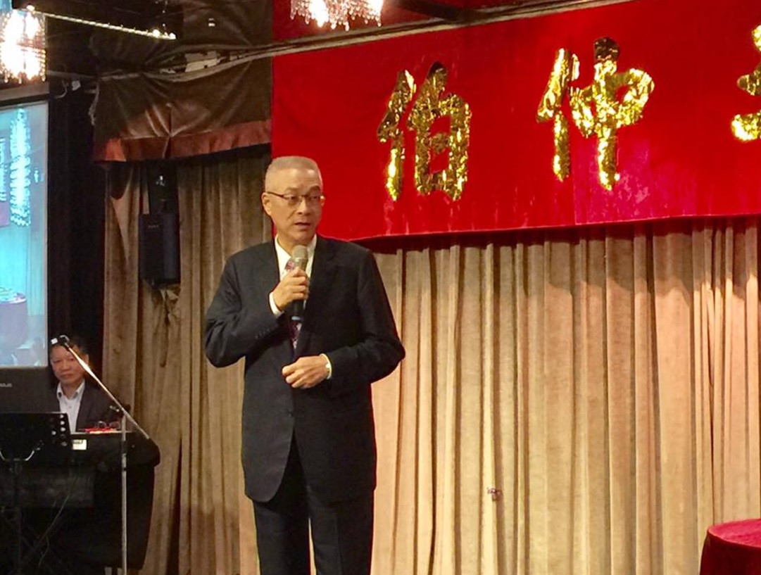 針對賴清德訪美談論九二共識的說法,吳敦義今(19)天晚上參加伯仲基金會前受訪駁斥,「九二共識就是一中各表,不要亂講」。 針對賴清德訪美談論九二共識的說法,吳敦義今(19)天晚上參加伯仲基金會前受訪駁斥,「九二共識就是一中各表,不要亂講」。