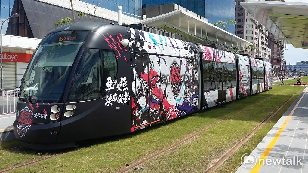 高雄輕軌配合《英雄聯盟》亞洲電競對抗賽,全列車彩繪電競大賽。 圖:金名/攝 高雄輕軌配合《英雄聯盟》亞洲電競對抗賽,全列車彩繪電競大賽。 圖:金名/攝