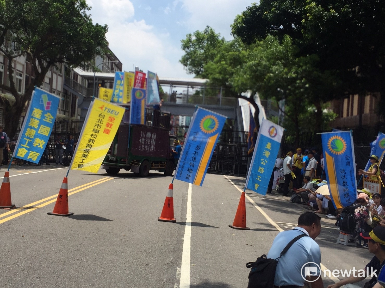 為防止反年改團體抗議影響立法院會進行,立法院22日一早即架起維安拒馬及鐵架,引發反年改團體批評是國家的悲哀。 為防止反年改團體抗議影響立法院會進行,立法院22日一早即架起維安拒馬及鐵架,引發反年改團體批評是國家的悲哀。
