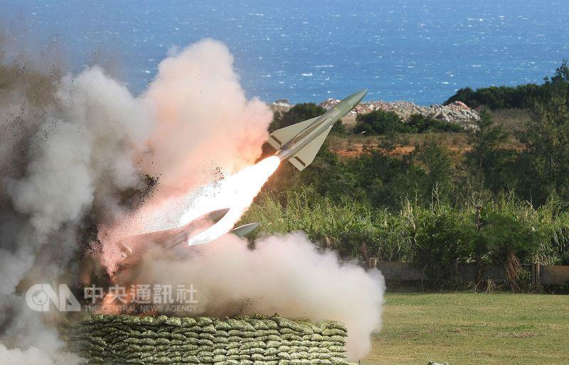 圖為2012年國防部三軍聯合實彈射擊時,鷹式飛彈發射畫面。 圖:中央社資料照片 圖為2012年國防部三軍聯合實彈射擊時,鷹式飛彈發射畫面。 圖:中央社資料照片