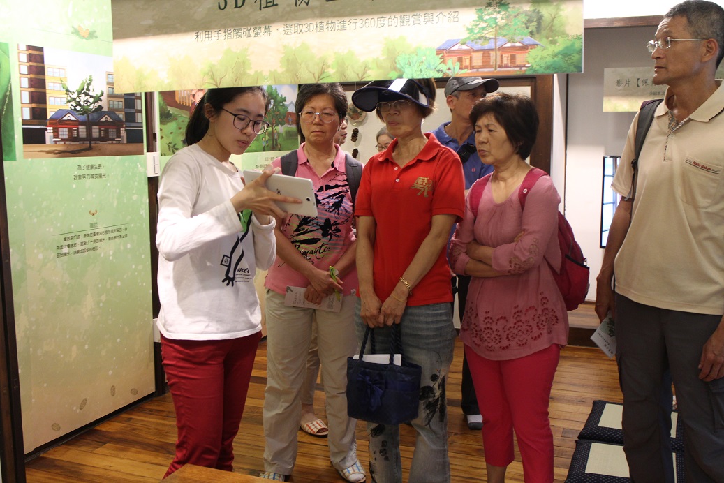 保育小站志工熱情解說,讓民眾更了解台灣油杉及保育知識。 圖:林務局提供 保育小站志工熱情解說,讓民眾更了解台灣油杉及保育知識。 圖:林務局提供