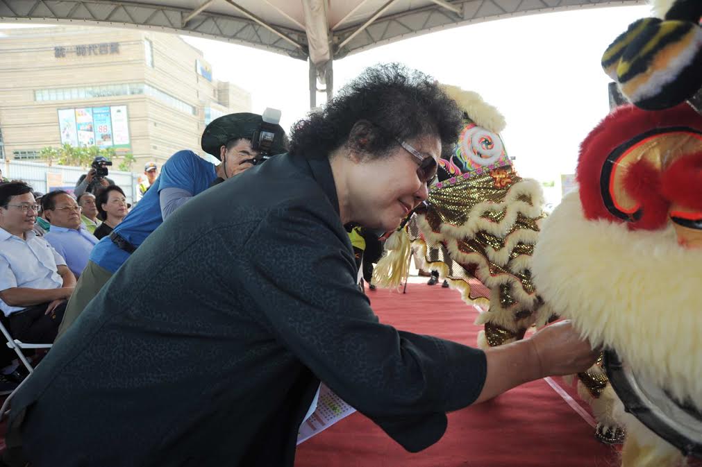 高雄市地重劃工程今(26)日動土,市長陳菊表示,能增加港區水岸開放空間,帶動周邊產業發展。 圖:高雄市政府/提供 高雄市地重劃工程今(26)日動土,市長陳菊表示,能增加港區水岸開放空間,帶動周邊產業發展。 圖:高雄市政府/提供