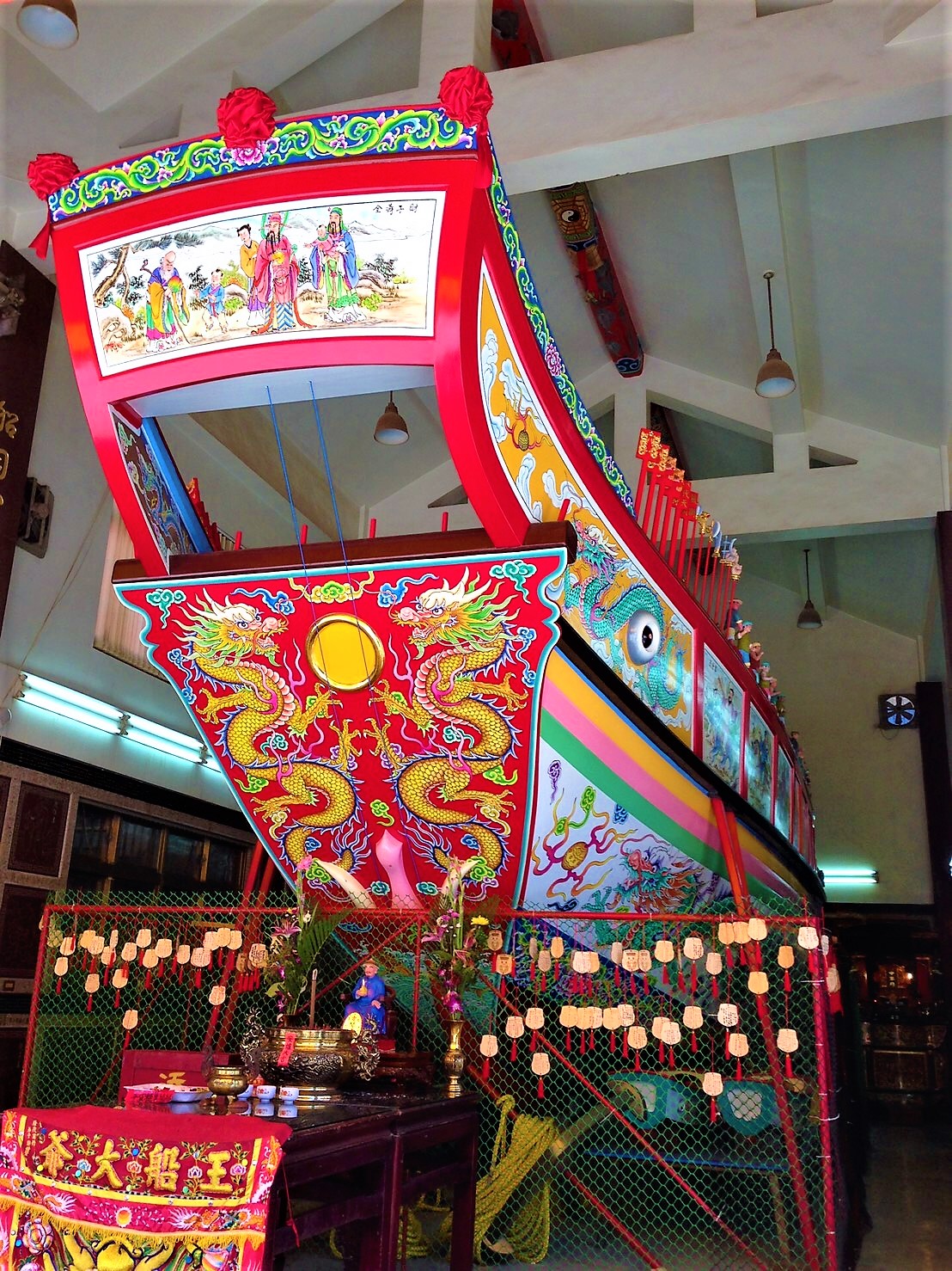 每3年舉行一次聞名臺灣的東港迎王平安祭典,也吸引各地民眾前往參拜,這些師傅在溫王爺指示的王船建造期間,都會放下手邊工作義務進行建造工程。 圖:陳厚文/提供 每3年舉行一次聞名臺灣的東港迎王平安祭典,也吸引各地民眾前往參拜,這些師傅在溫王爺指示的王船建造期間,都會放下手邊工作義務進行建造工程。 圖:陳厚文/提供