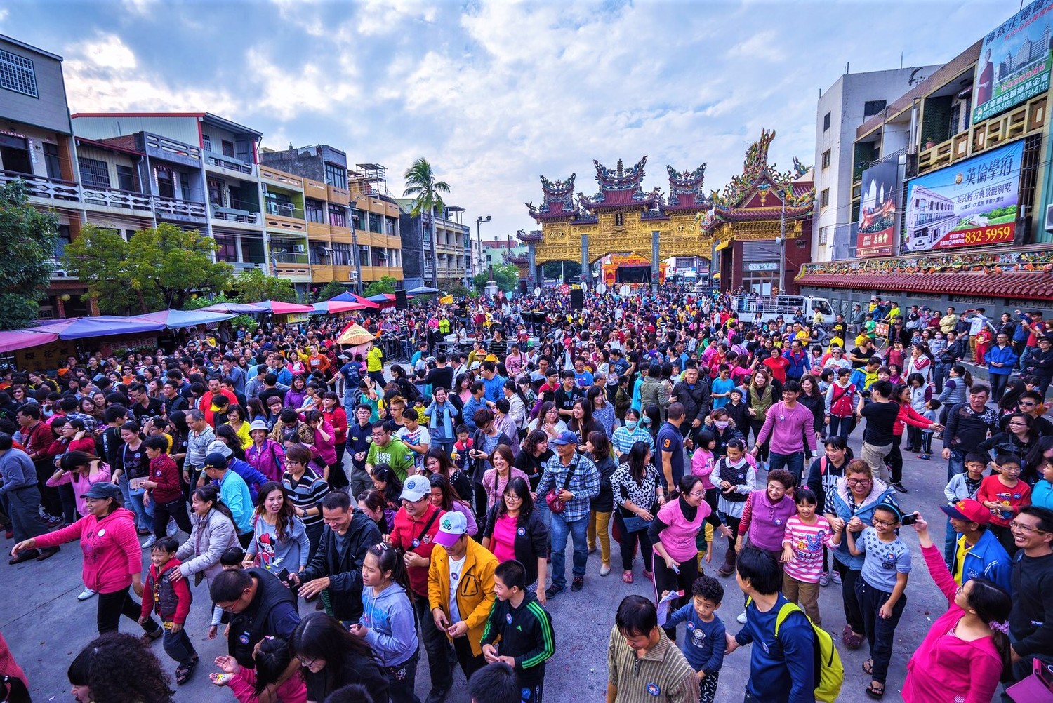 東隆宮所主祀的是溫府千歲,溫王顯赫靈驗,當地俗諺:「王爺公,興外地」,意指王爺公會特別保佑外地來拜拜的遊子,心想事成,也讓很多失意的人,再創人生巔峰。 圖:陳厚文/提供 東隆宮所主祀的是溫府千歲,溫王顯赫靈驗,當地俗諺:「王爺公,興外地」,意指王爺公會特別保佑外地來拜拜的遊子,心想事成,也讓很多失意的人,再創人生巔峰。 圖:陳厚文/提供