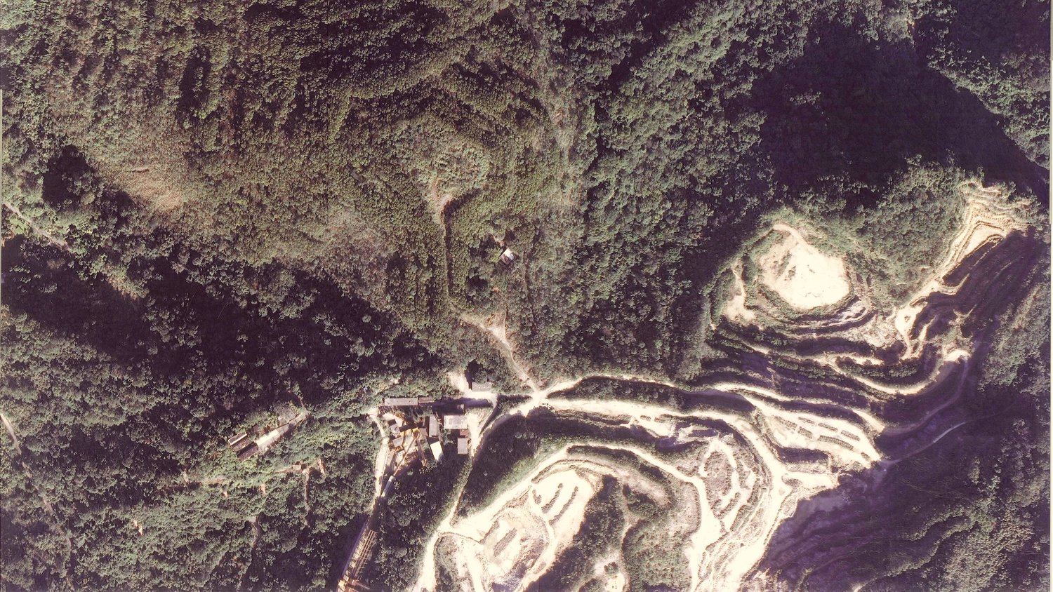 亞泥關西場1957年到2003年46年的開採,2015年與緊鄰兩礦場同步申請「復礦」,總開發面積高達82.03公頃。 亞泥關西場1957年到2003年46年的開採,2015年與緊鄰兩礦場同步申請「復礦」,總開發面積高達82.03公頃。