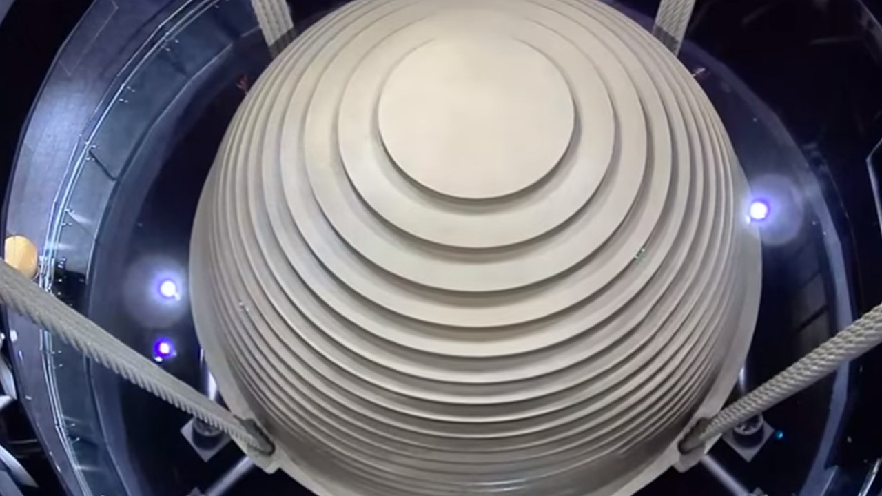 台北101觀景台的風阻尼球 (Wind Damper),是台北101大樓防風抗震的重要結構之一,向來被視為101鎮樓之寶。 圖:翻攝自101官網 台北101觀景台的風阻尼球 (Wind Damper),是台北101大樓防風抗震的重要結構之一,向來被視為101鎮樓之寶。 圖:翻攝自101官網
