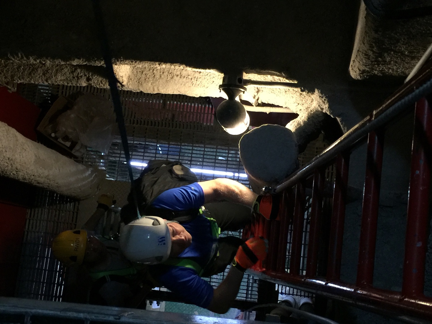 6月27日加拿大技師檢查質量塊維修台北101風阻尼器狀況,為了檢查位於塔尖的質量塊,必須垂直攀爬60公尺階梯。 圖:101提供 6月27日加拿大技師檢查質量塊維修台北101風阻尼器狀況,為了檢查位於塔尖的質量塊,必須垂直攀爬60公尺階梯。 圖:101提供