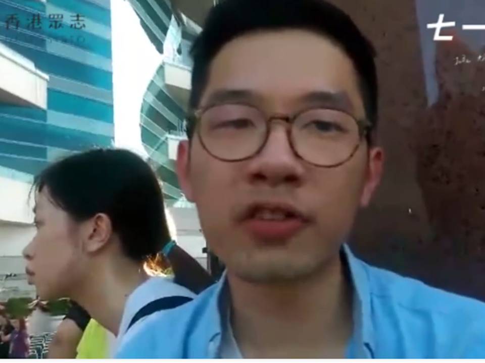 19:30的【留守黑紫荊行動】即時談話時,羅冠聰於網路直播中表示,冷嘲熱諷容易,坐言起行困難,知行合一更是莫大考驗。無人比任何人更有義務獻身,一個人做,不如每一個人做。香港人,吾道不孤,各位珍重。羅冠聰談話中,透露已作好被捕的準備。 圖:翻攝自香港眾志臉書 19:30的【留守黑紫荊行動】即時談話時,羅冠聰於網路直播中表示,冷嘲熱諷容易,坐言起行困難,知行合一更是莫大考驗。無人比任何人更有義務獻身,一個人做,不如每一個人做。香港人,吾道不孤,各位珍重。羅冠聰談話中,透露已作好被捕的準備。 圖:翻攝自香港眾志臉書