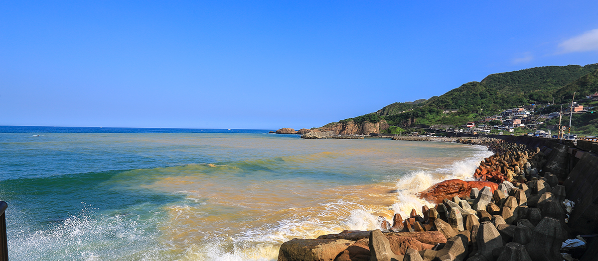 陰陽海的海水由金黃色過渡到蔚藍海洋,呈現出一幅奇特的景觀面貌 圖:新北市觀光旅遊網提供 陰陽海的海水由金黃色過渡到蔚藍海洋,呈現出一幅奇特的景觀面貌 圖:新北市觀光旅遊網提供