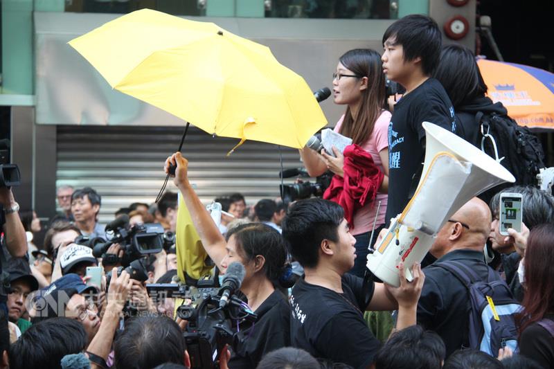 香港大學前學生會會長梁麗幗說,「占中運動」雖然失 敗,但改變了香港。圖為2014年「占中」期間,梁麗幗 (持麥克風者)參與旺角占領行動。 圖:中央社資料照片 香港大學前學生會會長梁麗幗說,「占中運動」雖然失 敗,但改變了香港。圖為2014年「占中」期間,梁麗幗 (持麥克風者)參與旺角占領行動。 圖:中央社資料照片
