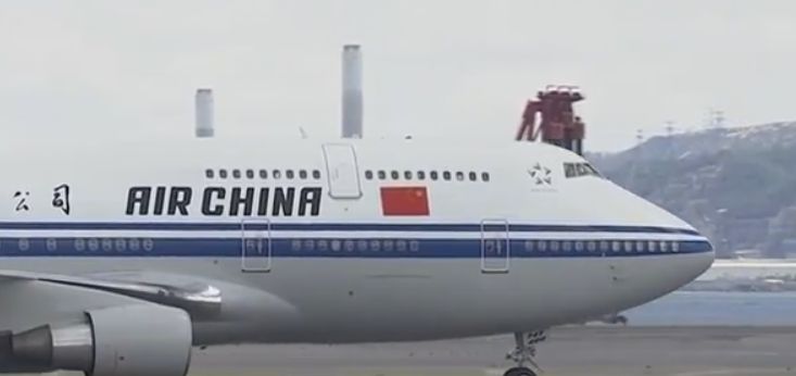 習近平及夫人彭麗媛今日中午搭乘專機抵達香港。 圖 : 截自Youtube 習近平及夫人彭麗媛今日中午搭乘專機抵達香港。 圖 : 截自Youtube