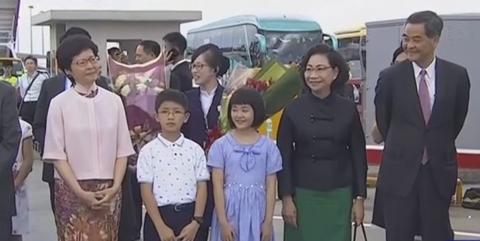 香港特首梁振英及夫人唐青儀,還包括香港前特首兼全國政協副主席董建華、候任特首林鄭月娥等也在機場迎接習近平。 圖 : 截自Youtube 香港特首梁振英及夫人唐青儀,還包括香港前特首兼全國政協副主席董建華、候任特首林鄭月娥等也在機場迎接習近平。 圖 : 截自Youtube
