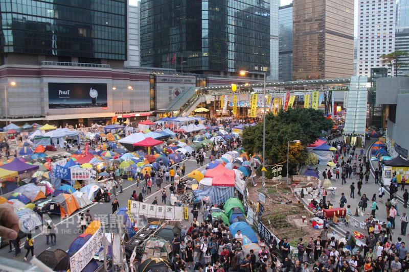 2014年底香港爆發「占中運動」後,主張「港獨」或「 本土自決」的年輕力量崛起,北京當局開始緊縮對港政 策。 圖:中央社資料照片 2014年底香港爆發「占中運動」後,主張「港獨」或「 本土自決」的年輕力量崛起,北京當局開始緊縮對港政 策。 圖:中央社資料照片