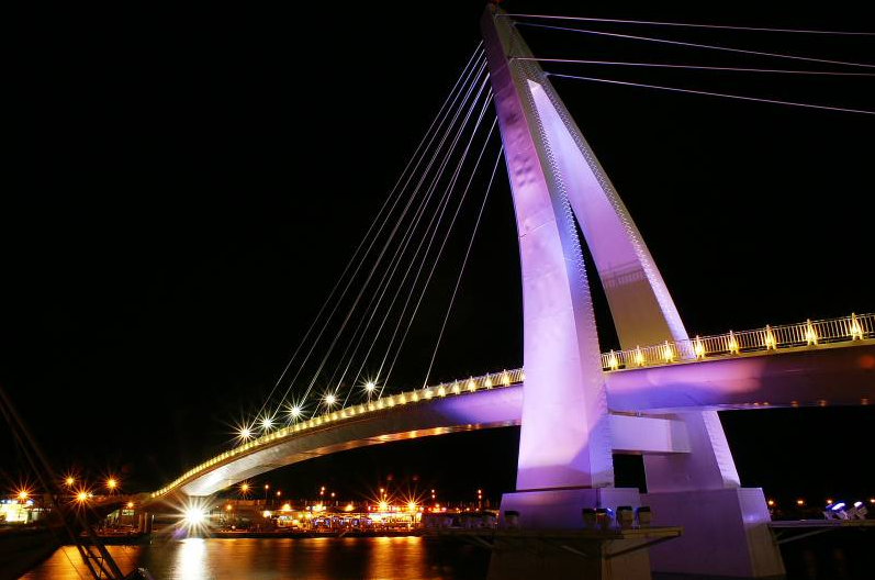 夜晚的碧潭景色迷人,彩色燈光將碧潭吊橋妝點得繽紛絢爛,再加上周圍的萬家燈火,形成一片流光四溢的美麗夜景 夜晚的碧潭景色迷人,彩色燈光將碧潭吊橋妝點得繽紛絢爛,再加上周圍的萬家燈火,形成一片流光四溢的美麗夜景