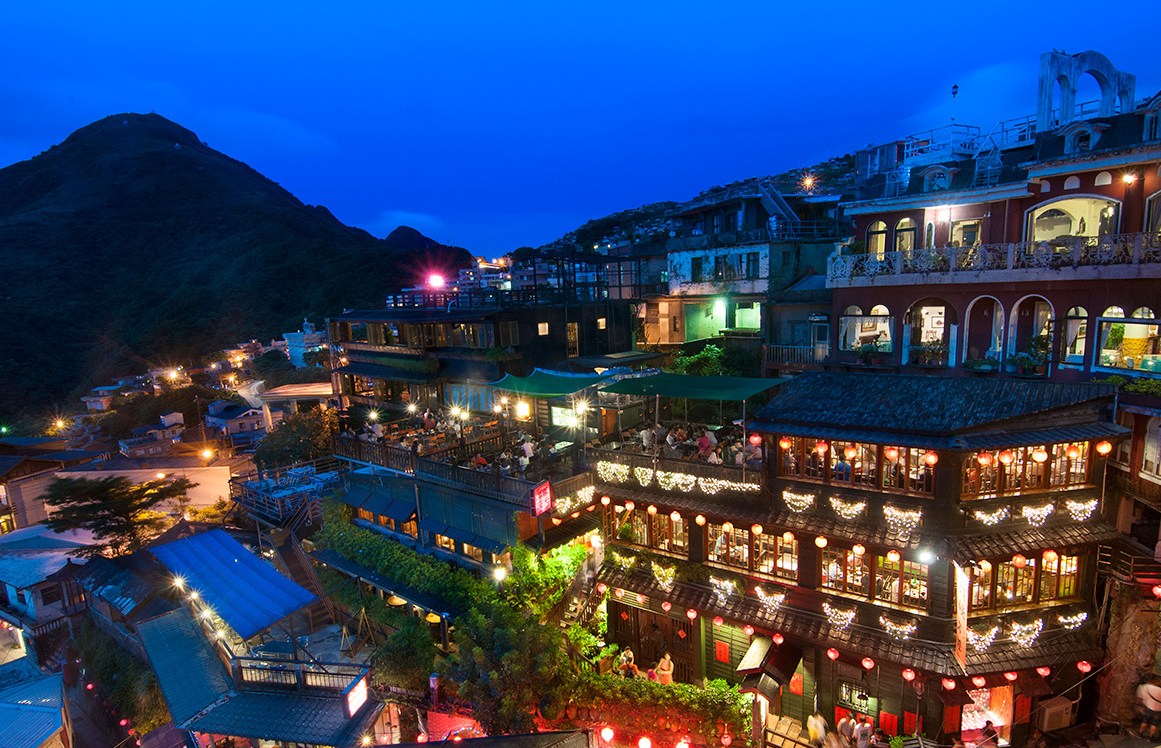 夜晚的碧潭景色迷人,彩色燈光將碧潭吊橋妝點得繽紛絢爛,再加上周圍的萬家燈火,形成一片流光四溢的美麗夜景 夜晚的碧潭景色迷人,彩色燈光將碧潭吊橋妝點得繽紛絢爛,再加上周圍的萬家燈火,形成一片流光四溢的美麗夜景