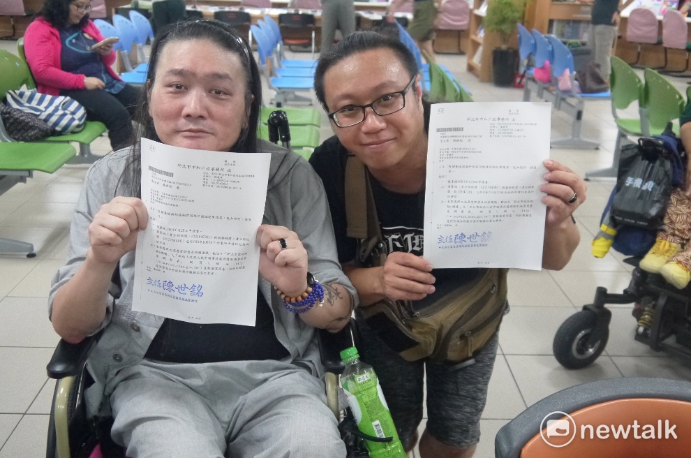由於同性婚姻尚未入法,勝翔與老爺兩人於上個月前往中和區戶政事務所辦理同性伴侶註記。 由於同性婚姻尚未入法,勝翔與老爺兩人於上個月前往中和區戶政事務所辦理同性伴侶註記。