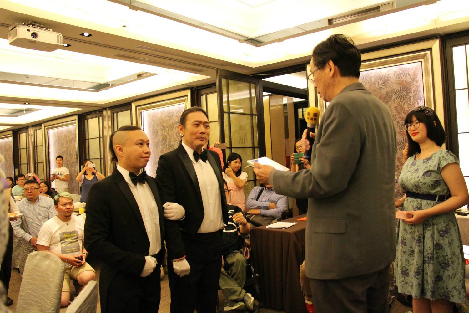 由於同性婚姻尚未入法,勝翔與老爺兩人於上個月前往中和區戶政事務所辦理同性伴侶註記。 由於同性婚姻尚未入法,勝翔與老爺兩人於上個月前往中和區戶政事務所辦理同性伴侶註記。