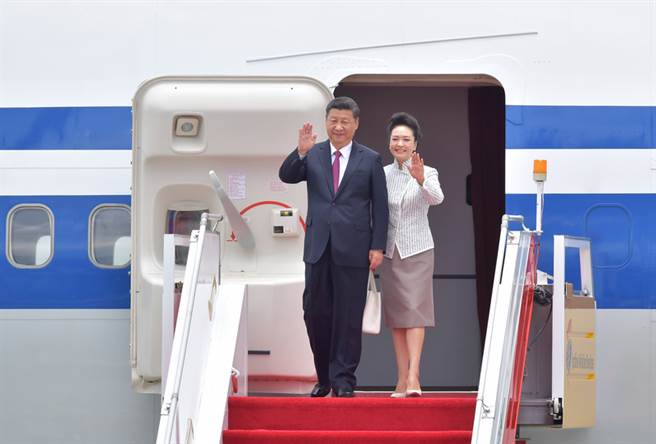 中國大陸國家主席習近平伉儷29日搭乘專機抵達香港訪問3天,將出席新一屆特區政府官員的就職典禮及香港主權轉移20周年慶典。胡錦濤之後,國務院副總理的李克強2011年來訪,以及大陸全國人民代表大會常務委員會委員長張德江於2016年來訪,都下榻君悅酒店。習近平卻選擇下榻萬麗海景,据報導,是因為保安理由。 圖:中央社 (香港特區政府新聞處提供) 中國大陸國家主席習近平伉儷29日搭乘專機抵達香港訪問3天,將出席新一屆特區政府官員的就職典禮及香港主權轉移20周年慶典。胡錦濤之後,國務院副總理的李克強2011年來訪,以及大陸全國人民代表大會常務委員會委員長張德江於2016年來訪,都下榻君悅酒店。習近平卻選擇下榻萬麗海景,据報導,是因為保安理由。 圖:中央社 (香港特區政府新聞處提供)
