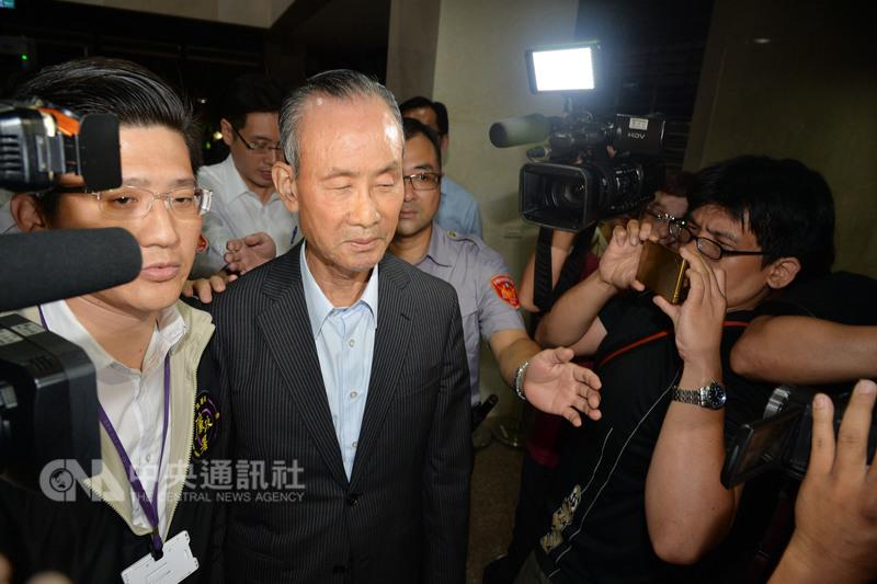 台北地檢署偵辦遠雄涉弊案搜索遠雄公司等地,30日凌 晨將遠雄集團總裁趙藤雄(圖)、新北市議員周勝考等 人陸續移送北檢複訊。 圖:中央社 台北地檢署偵辦遠雄涉弊案搜索遠雄公司等地,30日凌 晨將遠雄集團總裁趙藤雄(圖)、新北市議員周勝考等 人陸續移送北檢複訊。 圖:中央社