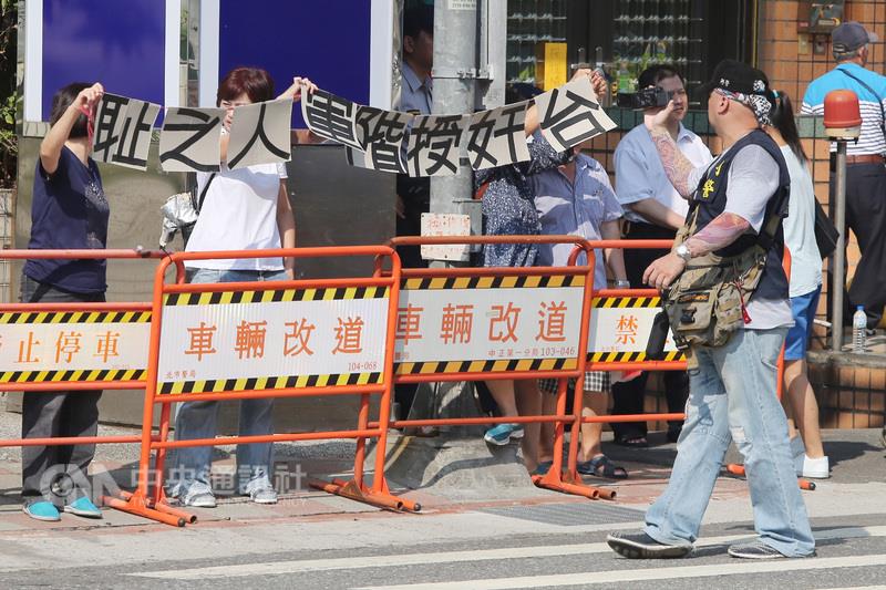 總統蔡英文30日前往國防大學復興崗校區,出席「106 年三軍六校院聯合畢業典禮」,校外聚集抗議年金改革 的民眾,大批警力在外戒備。 圖:中央社 總統蔡英文30日前往國防大學復興崗校區,出席「106 年三軍六校院聯合畢業典禮」,校外聚集抗議年金改革 的民眾,大批警力在外戒備。 圖:中央社