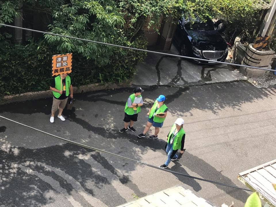 整個汐止長青山莊社區入口,不同巷子被不同人群佇立,高喊;支持罷免黃國昌。 圖:張典婉臉書 整個汐止長青山莊社區入口,不同巷子被不同人群佇立,高喊;支持罷免黃國昌。 圖:張典婉臉書