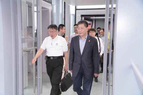 上海台辦主任李文輝為柯文哲接機,兩人握手握得很緊。 上海台辦主任李文輝為柯文哲接機,兩人握手握得很緊。