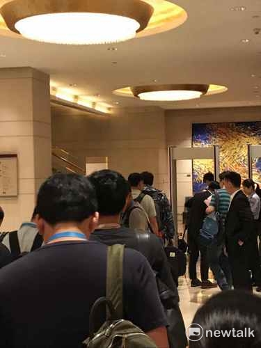 上海台辦主任李文輝為柯文哲接機,兩人握手握得很緊。 上海台辦主任李文輝為柯文哲接機,兩人握手握得很緊。