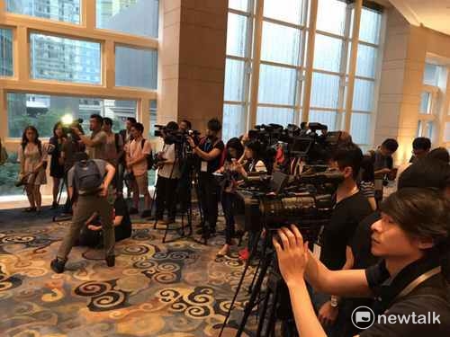 上海台辦主任李文輝為柯文哲接機,兩人握手握得很緊。 上海台辦主任李文輝為柯文哲接機,兩人握手握得很緊。