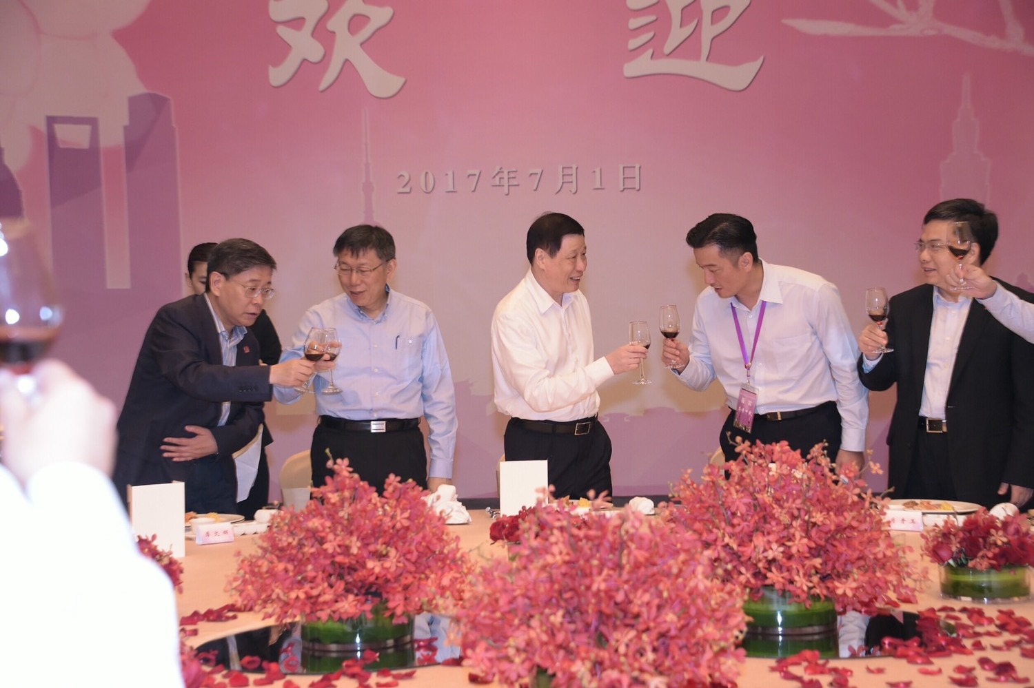 台北市長柯文哲(左2)與上海市長應勇(右3)舉杯。 圖 : 台北市政府/提供 台北市長柯文哲(左2)與上海市長應勇(右3)舉杯。 圖 : 台北市政府/提供