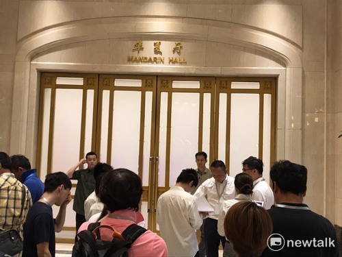媒體進入會場一律要安全檢查。 圖:用煊惠/攝 媒體進入會場一律要安全檢查。 圖:用煊惠/攝