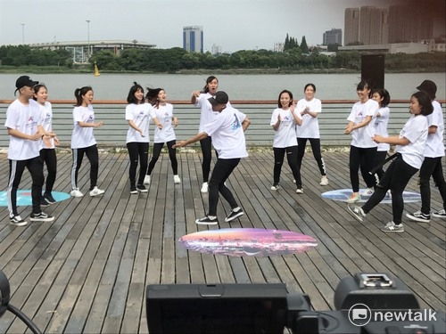 台北上海兩市街舞表演,分別由台北建中、北一女、景美女,上海方則由南洋模範、華東師範大學附屬中學、建平中學表演。 圖:周煊惠/攝 台北上海兩市街舞表演,分別由台北建中、北一女、景美女,上海方則由南洋模範、華東師範大學附屬中學、建平中學表演。 圖:周煊惠/攝