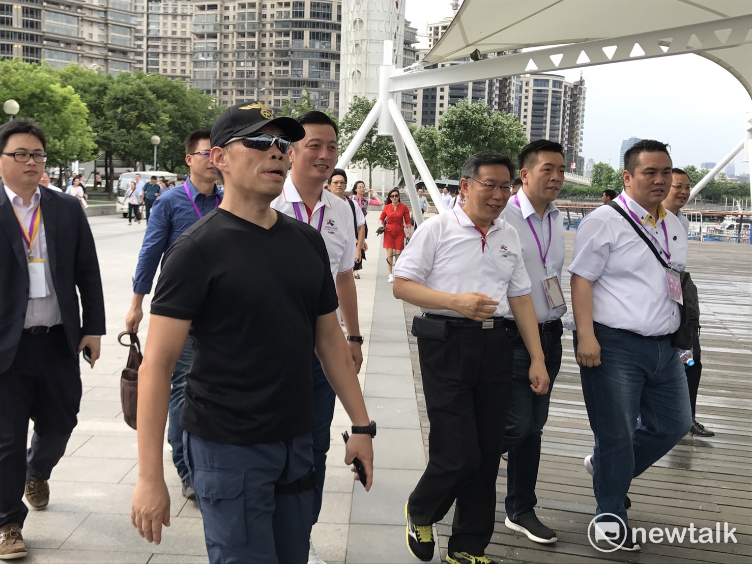 台北市長柯文哲在副市長鄧家基及市議員陪同下到徐匯濱江海事塔觀賞兩岸高中生街舞交流活動。 圖:周煊惠/攝 台北市長柯文哲在副市長鄧家基及市議員陪同下到徐匯濱江海事塔觀賞兩岸高中生街舞交流活動。 圖:周煊惠/攝