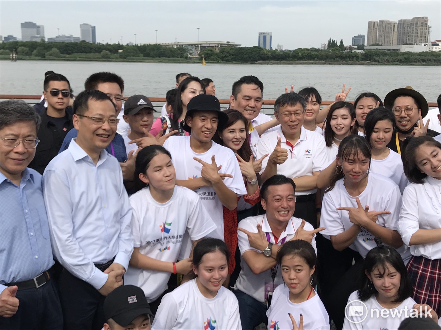 台北市長柯文哲開心與兩市學生合影。 圖:周煊惠/攝 台北市長柯文哲開心與兩市學生合影。 圖:周煊惠/攝