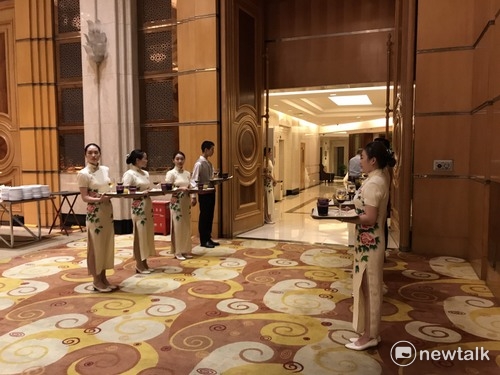 穿著旗袍的服務人員擺出專業姿勢。 圖:周煊惠/攝 穿著旗袍的服務人員擺出專業姿勢。 圖:周煊惠/攝