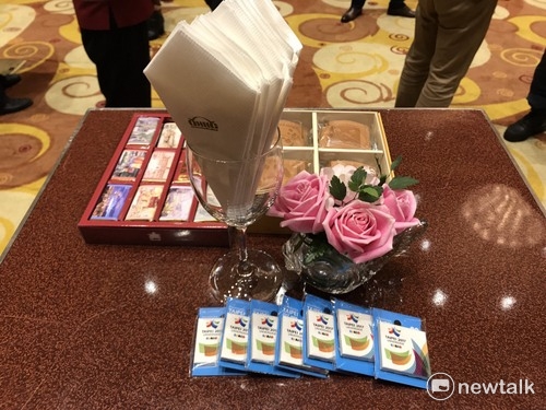 台北市的文宣品放在晚會現場。 圖:周煊惠/攝 台北市的文宣品放在晚會現場。 圖:周煊惠/攝