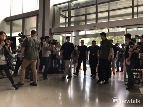 台北市長柯文哲抵達長江隧橋管控中心。 圖:周煊惠/攝 台北市長柯文哲抵達長江隧橋管控中心。 圖:周煊惠/攝
