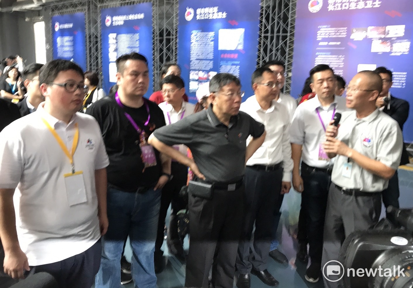 柯文哲參訪中華鱘保護區並聽取簡報。 圖:周煊惠/攝 柯文哲參訪中華鱘保護區並聽取簡報。 圖:周煊惠/攝