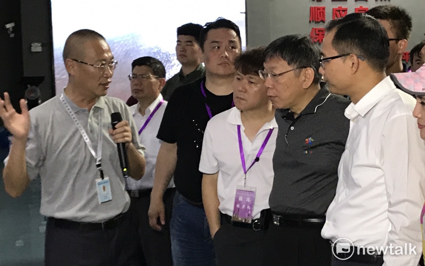 柯文哲參訪中華鱘保護區並聽取簡報。 圖:周煊惠/攝 柯文哲參訪中華鱘保護區並聽取簡報。 圖:周煊惠/攝