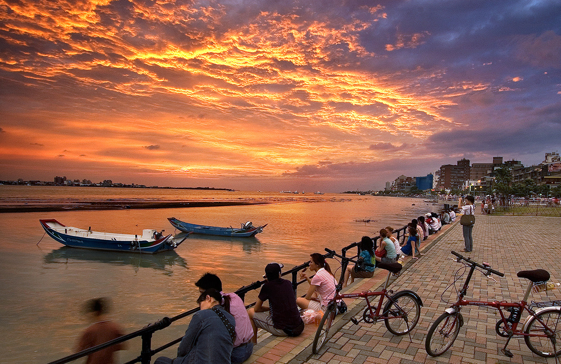 在淡水河岸邊享受夕陽餘暉,甚是風雅。 圖:交通部觀光局提供 在淡水河岸邊享受夕陽餘暉,甚是風雅。 圖:交通部觀光局提供