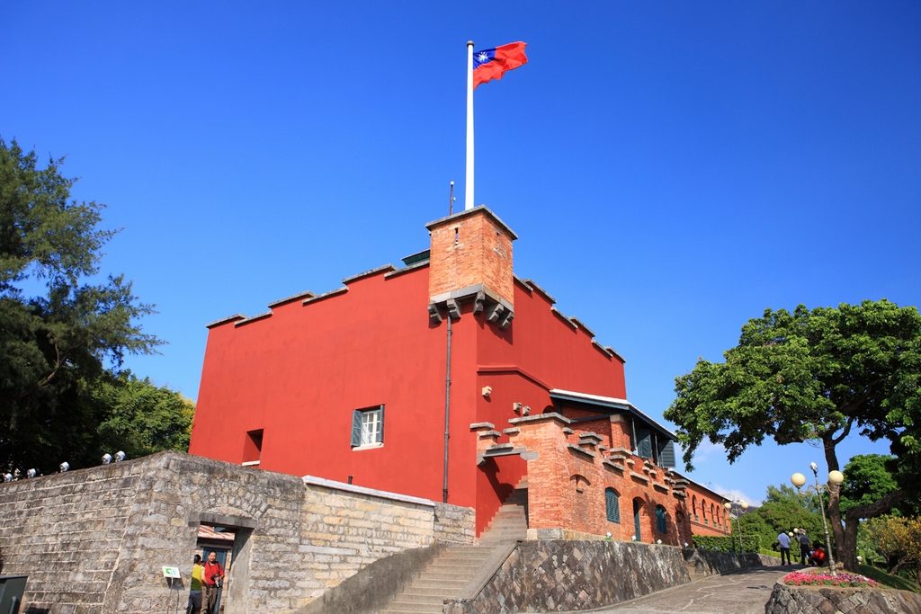 有三百多年歷史的「淡水紅毛城」,紅色建築俯視淡水河,形勢險要,「戌台夕照」是淡水八景之一, 圖:交通部觀光局提供 有三百多年歷史的「淡水紅毛城」,紅色建築俯視淡水河,形勢險要,「戌台夕照」是淡水八景之一, 圖:交通部觀光局提供
