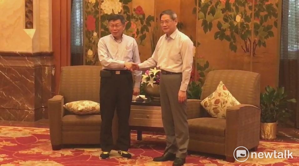 台北市長柯文哲(左)赴上海參加雙城論壇與中國國台辦主任張志軍會面(右),回台後引發民進黨切割聲浪。 台北市長柯文哲(左)赴上海參加雙城論壇與中國國台辦主任張志軍會面(右),回台後引發民進黨切割聲浪。