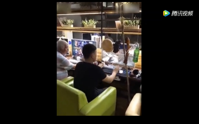 有粉絲真的目擊到這位老先生在網咖裡玩著《英雄聯盟》。 圖:翻攝自 騰訊視頻 有粉絲真的目擊到這位老先生在網咖裡玩著《英雄聯盟》。 圖:翻攝自 騰訊視頻