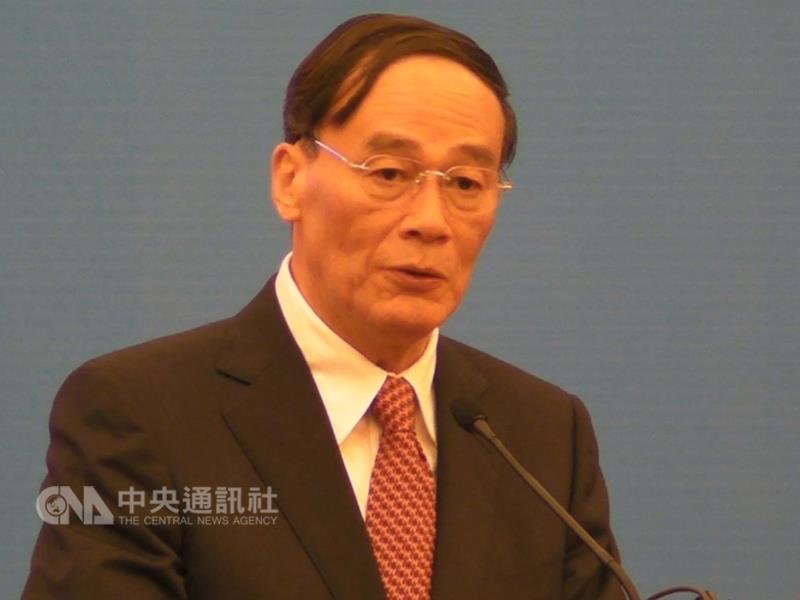中共中紀委書記王岐山(圖)3日出席一場號稱12萬人參加、與扶貧工作監督有關的視訊會議,也是他被中國大陸富商郭文貴爆料後第2次公開露面。有評論認為,王岐山露面意在凸顯自己地位仍然穩固。 (中央社檔案照片) 中共中紀委書記王岐山(圖)3日出席一場號稱12萬人參加、與扶貧工作監督有關的視訊會議,也是他被中國大陸富商郭文貴爆料後第2次公開露面。有評論認為,王岐山露面意在凸顯自己地位仍然穩固。 (中央社檔案照片)
