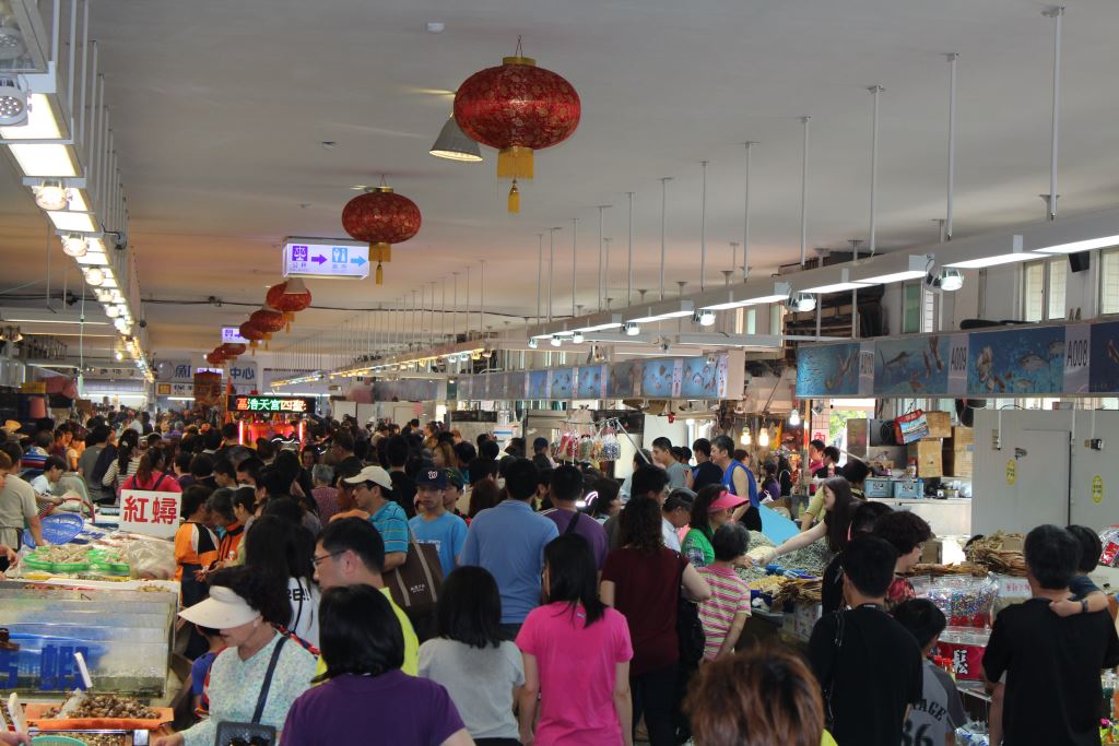 到台中除了看Q版媽祖外,也可以到位於台中港旁的梧棲漁港走走,梧棲漁港是集生產、銷售、觀光、娛樂為一體的綜合性休閒漁港。 圖:台中市觀光局提供 到台中除了看Q版媽祖外,也可以到位於台中港旁的梧棲漁港走走,梧棲漁港是集生產、銷售、觀光、娛樂為一體的綜合性休閒漁港。 圖:台中市觀光局提供
