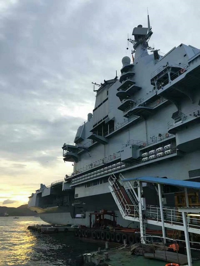 中國第一艘航空母艦遼寧號7日抵達香港展開5天訪問。12日凌晨2:40駛進我國航空識別區,13日凌晨2:00脫離,持續沿海峽中線以西向北航行。 圖:翻攝自微博 中國第一艘航空母艦遼寧號7日抵達香港展開5天訪問。12日凌晨2:40駛進我國航空識別區,13日凌晨2:00脫離,持續沿海峽中線以西向北航行。 圖:翻攝自微博