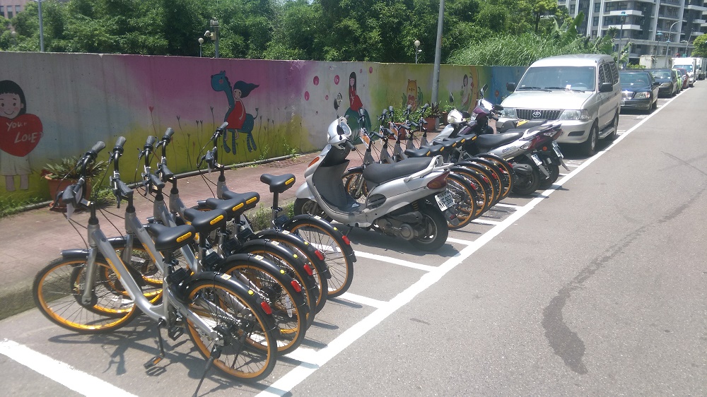 交通局提醒民眾,租賃自行車於公告禁止停車之處所停車,將依道路交通管理處罰條例第74條規定,處新臺幣300以上600以下之罰鍰,並移置保管違規車輛。 圖:新北市政府交通局提供 交通局提醒民眾,租賃自行車於公告禁止停車之處所停車,將依道路交通管理處罰條例第74條規定,處新臺幣300以上600以下之罰鍰,並移置保管違規車輛。 圖:新北市政府交通局提供