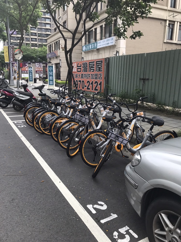 除了機車停車格外,汽車停車格也出現遭佔用現象,未來都將取締開罰。 圖:新北市政府交通局提供 除了機車停車格外,汽車停車格也出現遭佔用現象,未來都將取締開罰。 圖:新北市政府交通局提供