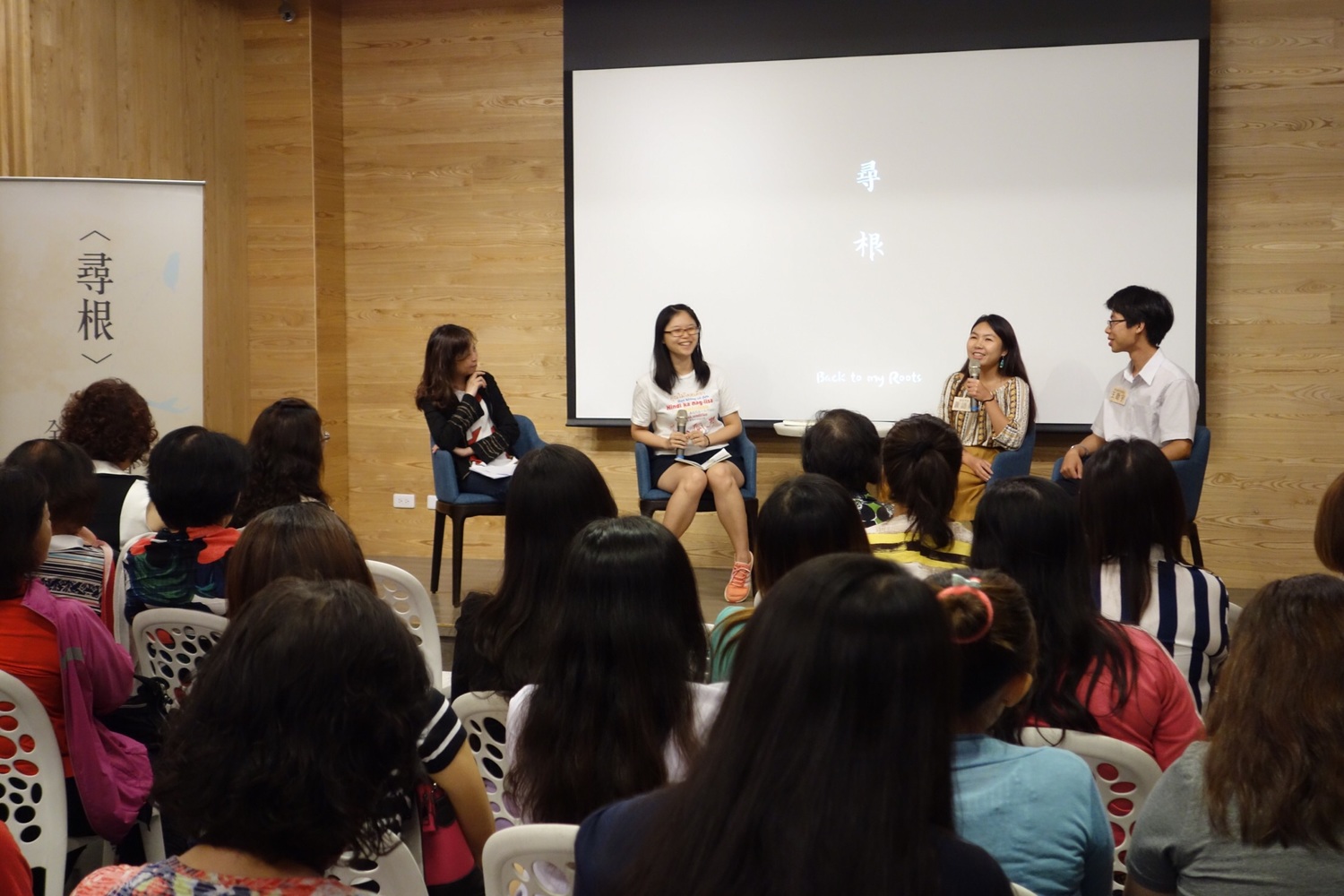 民進黨婦女部今(8)日在台中市舉辦〈尋根〉紀錄片放映會。 圖:民進黨提供 民進黨婦女部今(8)日在台中市舉辦〈尋根〉紀錄片放映會。 圖:民進黨提供